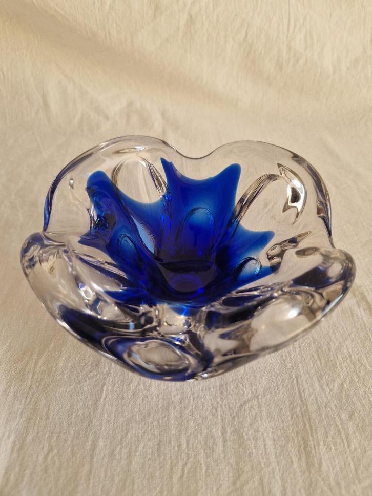 Vintage glazen asbak transparant en blauw #196, Verzamelen, Rookartikelen, Aanstekers en Luciferdoosjes, Zo goed als nieuw, Asbak