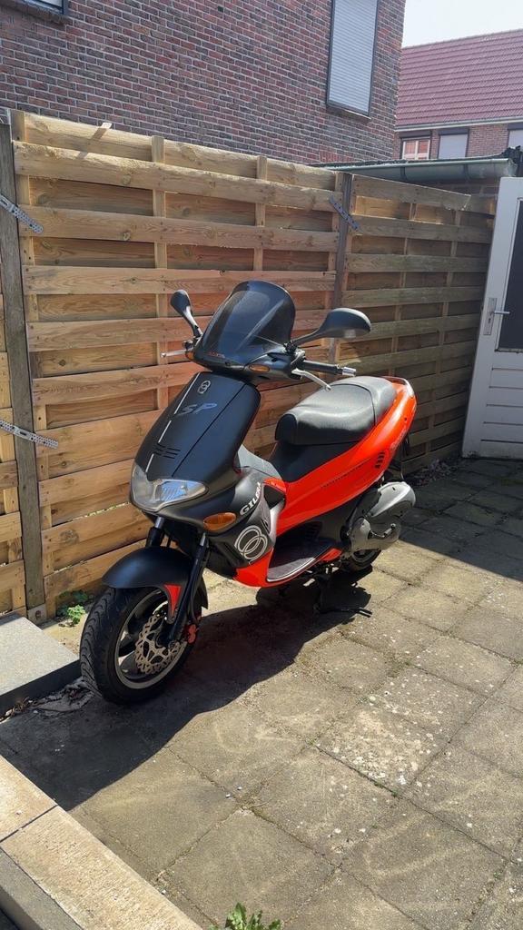 Gilera runner 180 DD A1 Fluo Rosso, Fietsen en Brommers, Scooters | Piaggio, Zo goed als nieuw, Overige modellen, Benzine, Ophalen
