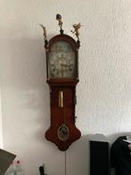 Antieke Friese Staartklok met Houtsnijwerk en Messing Orname, Antiek en Kunst, Ophalen