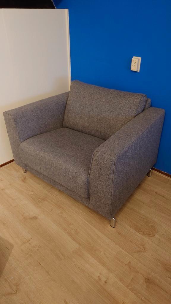 Licht grijze 1,5 Zits fauteuil (loveseat), Huis en Inrichting, Fauteuils, Zo goed als nieuw, Stof, 100 tot 125 cm, 75 tot 100 cm
