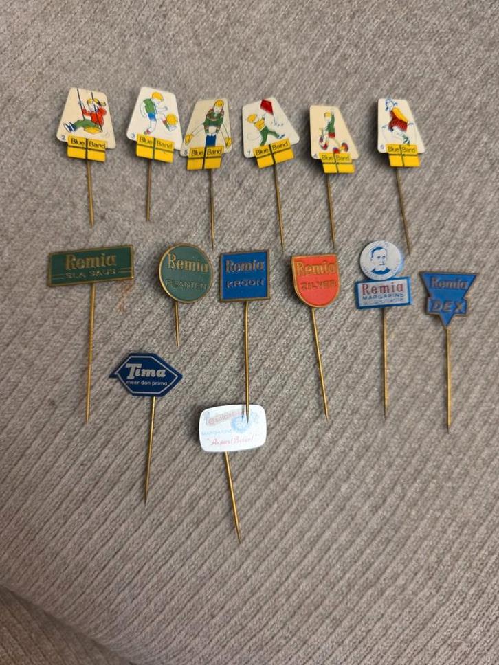 Vintage Reclame Pins - Blue Band, Remia (13 stuks), Verzamelen, Speldjes, Pins en Buttons, Gebruikt, Overige onderwerpen, Verzenden