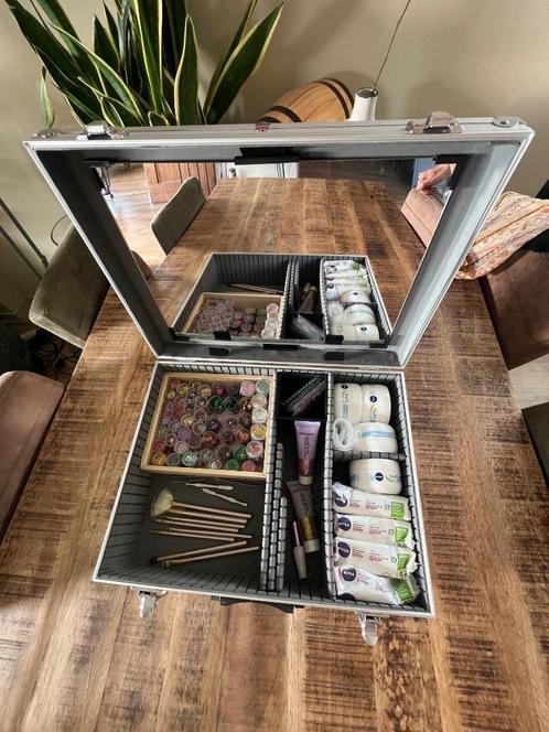 Complete glitterkist – ideaal voor festivals & events, Sieraden, Tassen en Uiterlijk, Uiterlijk | Cosmetica en Make-up, Zo goed als nieuw