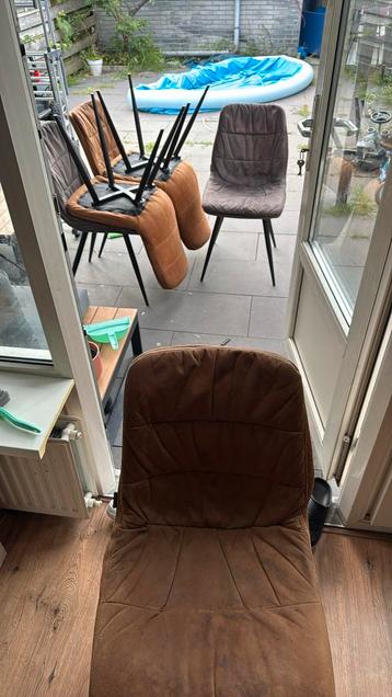 6 stoelen die nog heerlijk zitten..