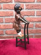 Weens brons: meisje op een stoel, Ophalen of Verzenden