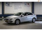 Volvo S60 1.6 T3 R-Design / 12 MND GARANTIE / TOP DEAL ! ! !, Auto's, Volvo, Voorwielaandrijving, 15 km/l, Gebruikt, 4 cilinders