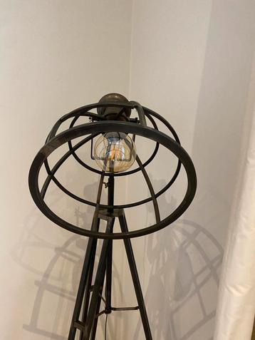 Industriële Vloerlamp beschikbaar voor biedingen