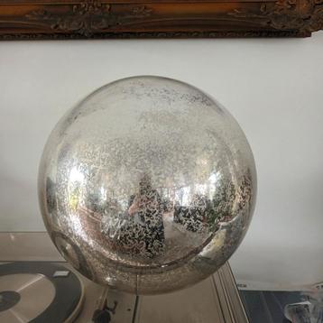 Decoratieve zilveren bol beschikbaar voor biedingen