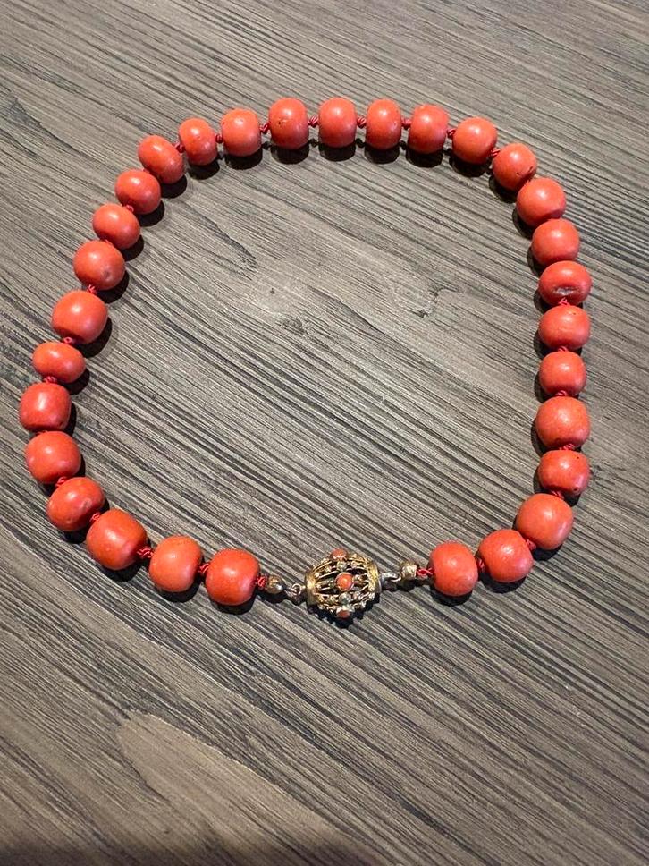 Antiek bloedkoraal collier met gouden slot., Antiek en Kunst, Antiek | Goud en Zilver, Ophalen of Verzenden