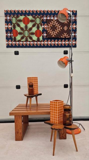 Vintage grenen salontafel en twee boomstam bijzettafeltjes. beschikbaar voor biedingen