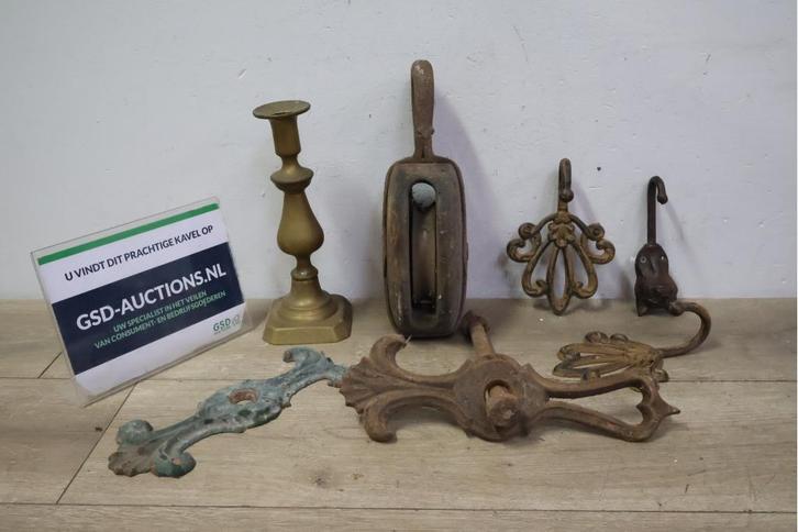 Antieke katrol met haak, kandelaar en metalen objecten, Antiek en Kunst, Antiek | Overige Antiek, Ophalen of Verzenden