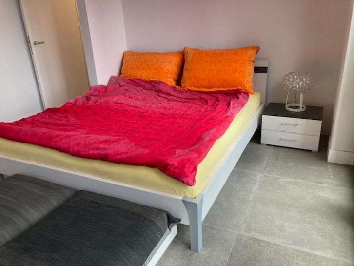 2 persoons bed met nachtkastjes en ladekast, Huis en Inrichting, Slaapkamer | Bedden, Zo goed als nieuw, Tweepersoons, 180 cm
