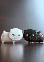 Set 2 geglazuurd keramieken poezen beeldjes Handgeschilderd, Antiek en Kunst, Antiek | Keramiek en Aardewerk, Ophalen of Verzenden