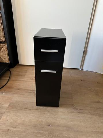 Bureau kastje beschikbaar voor biedingen