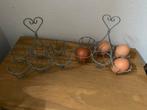 Twee metalen eierhouders met hartjes, Ophalen of Verzenden, Zo goed als nieuw, Rond, Overige materialen