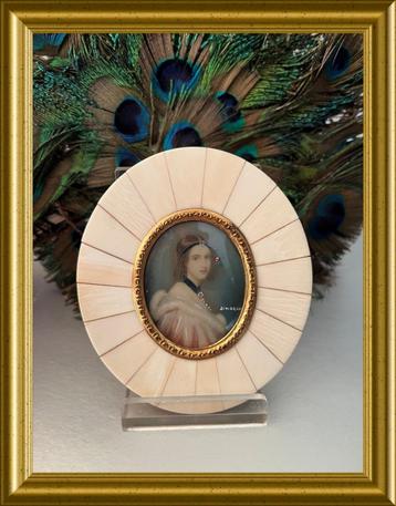 Oud ovaal miniatuur portret lijstje beschikbaar voor biedingen