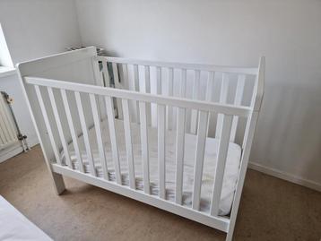 babybedje / ledikant met aerosleep matras beschikbaar voor biedingen