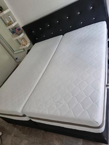 Elektrische  Boxspring met zwarte hoofdeinde 180x200 cm beschikbaar voor biedingen