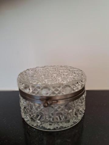 Vintage geslepen kristallen pot met metalen sluiting beschikbaar voor biedingen