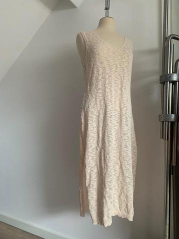 Gebreide mouwloze jurk v-hals met 1x split Beige XL= 40/42 beschikbaar voor biedingen