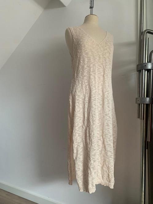 Gebreide mouwloze jurk v-hals met 1x split Beige XL= 40/42, Kleding | Dames, Jurken, Nieuw, Maat 42/44 (L), Beige, Onder de knie