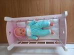 Poppen schommelbed met baby pop en kleertjes te koop, Ophalen, Zo goed als nieuw, Babypop
