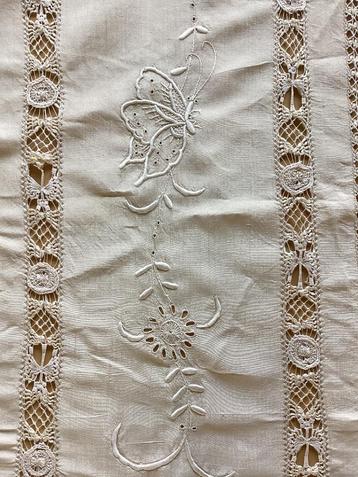 Tafel lopertje 41,5 x 133 cm geborduurd en met kant. beschikbaar voor biedingen