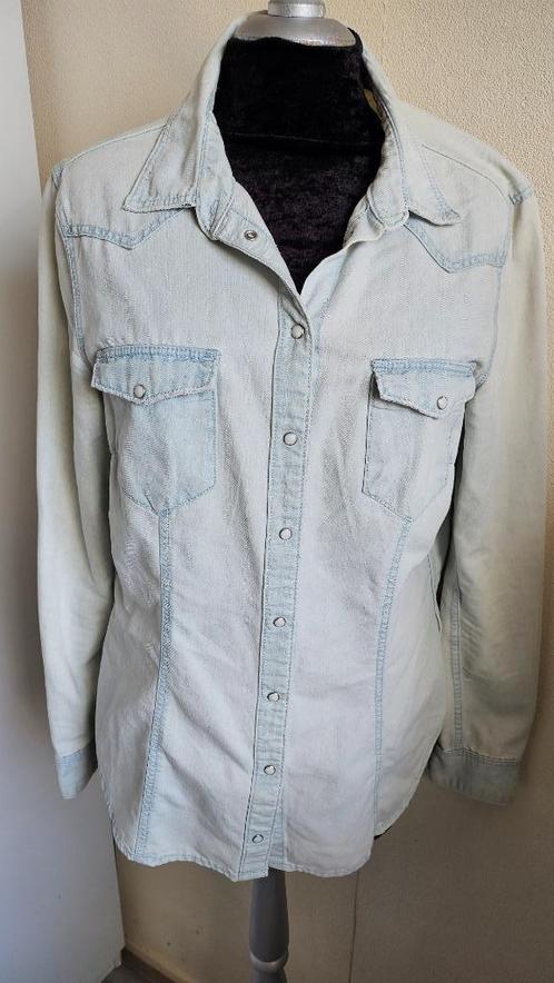 Maat M-40/H&M Lichtblauwe spijkerblouse met used details, Kleding | Dames, Blouses en Tunieken, Zo goed als nieuw, Maat 38/40 (M)