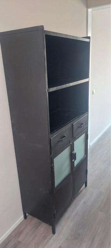 Zwarte ijzeren kast