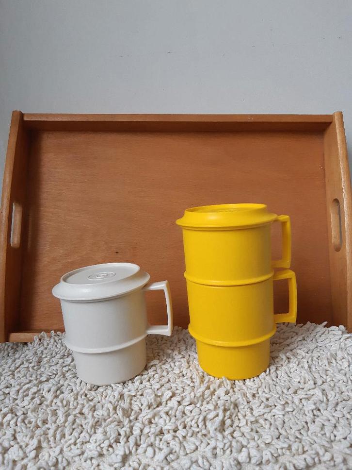 3 Tupperware bekers met deksel/onderzetters, Huis en Inrichting, Keuken | Tupperware, Zo goed als nieuw, Beker of Kan, Geel, Crème