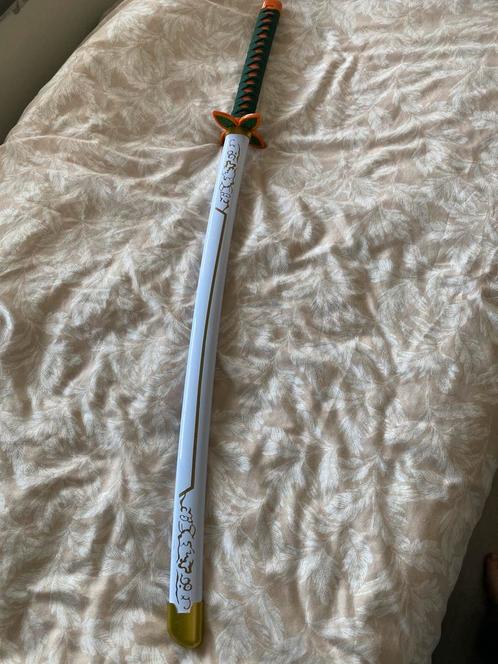 Houten katana Demon Slayer Shinobu, Hobby en Vrije tijd, Kostuums, Theaterbenodigdheden en LARP, Zo goed als nieuw, Ophalen of Verzenden