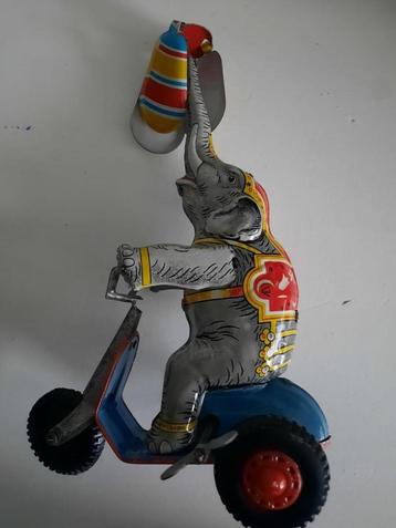 Speelgoed olifant op driewieller met molentje beschikbaar voor biedingen