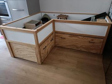 Groot houten caviahok beschikbaar voor biedingen