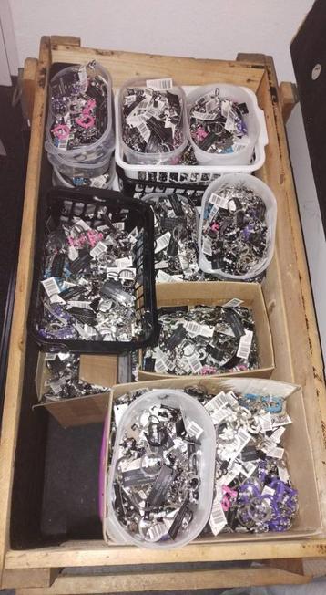 3100 Letters sleutelhangers beschikbaar voor biedingen