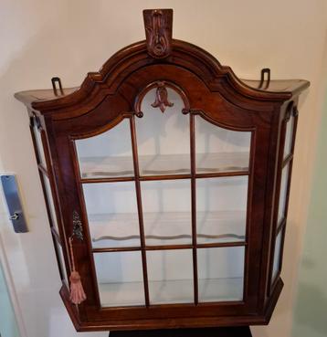 Notenhouten Vitrinekastje - 73 cm hoog x67cm breed  beschikbaar voor biedingen