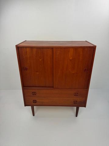Danish Teak Wall Cabinet – Sliding Doors & Drawers Elegance beschikbaar voor biedingen