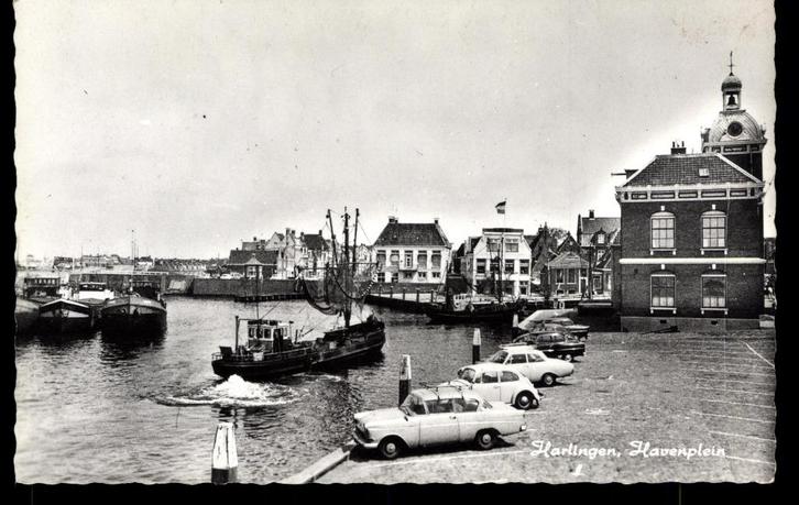 Harlingen, (Fr.) Havenplein met Binnenvaartschepen, 1968, Verzamelen, Ansichtkaarten | Nederland, Ongelopen, Friesland, 1960 tot 1980