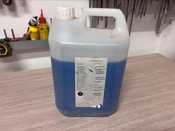 Cementtoevoegmiddel voor vloerverwarming 5 liter ongeveer  beschikbaar voor biedingen