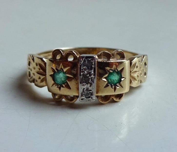 Victoriaans stijl 9kt gouden ring: 2 x smaragd + 3 x diamant, Sieraden, Tassen en Uiterlijk, Antieke sieraden, Ring, Goud, Met edelsteen