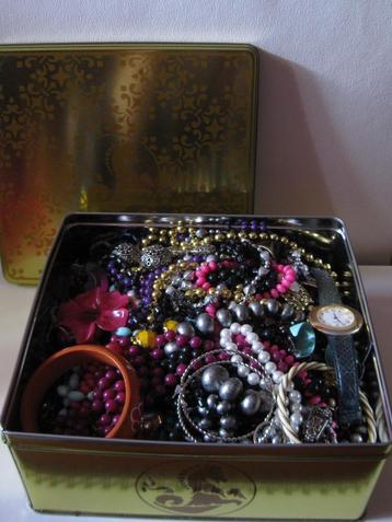 Groot blik met sieraden / vintage / sloopsieraden kettingen beschikbaar voor biedingen
