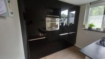 Moderne wit-zwarte hoogglans eilandkeuken GEDEMONTEERD beschikbaar voor biedingen