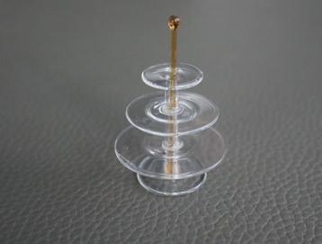 Glazen high tea etagere met gebak en sandwiches. beschikbaar voor biedingen