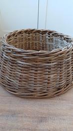 Kerstboommand van riet, Huis en Inrichting, Woonaccessoires | Schalen en Manden, Ophalen, Gebruikt, Mand, Rond