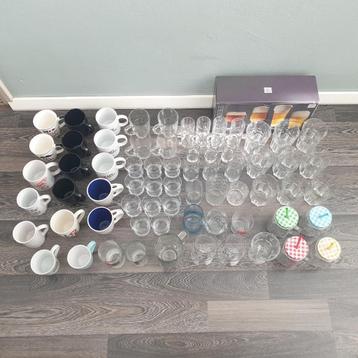 71 verschillende drinkglazen en mokken beschikbaar voor biedingen