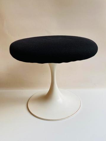 Tulp voet hocker / kruk van Tamburin Sweden beschikbaar voor biedingen