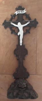 kruisbeeld met porseleinen corpus en houtsnijwerk, Ophalen of Verzenden