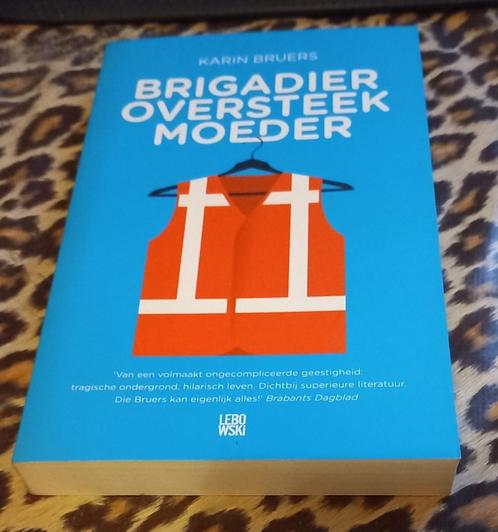 Brigadier oversteekmoeder van Karin Bruers *nieuw*, Boeken, Romans, Nieuw, Ophalen of Verzenden