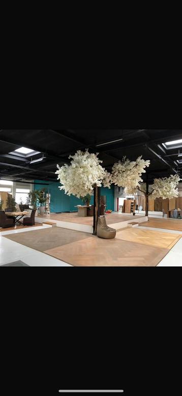 Kunst bomen te koop beschikbaar voor biedingen