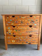 Vintage Commode met Stickers, Huis en Inrichting, Kasten | Dressoirs, Gebruikt, Met lade(s), Grenenhout, 25 tot 50 cm