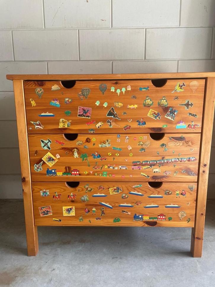 Vintage Commode met Stickers, Huis en Inrichting, Kasten | Dressoirs, Gebruikt, 50 tot 100 cm, 25 tot 50 cm, Met lade(s), Grenenhout