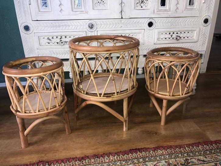 Set van 3 boho rotan plantentafeltjes / manden, Huis en Inrichting, Woonaccessoires | Schalen en Manden, Rond, Riet, Ophalen of Verzenden